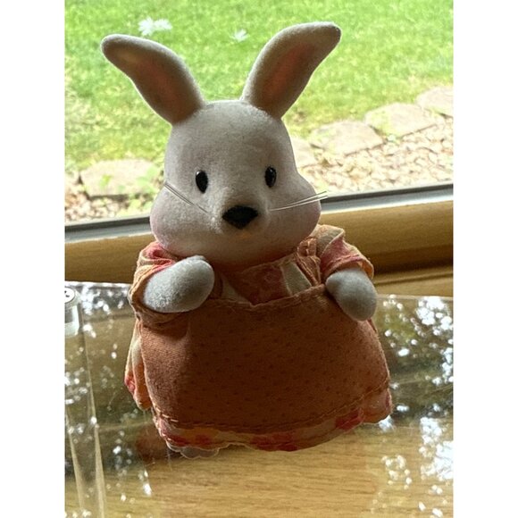 Calico Critters Sylvanian Families Rabbit Family Figures With Accessories - Picture 2 of 8